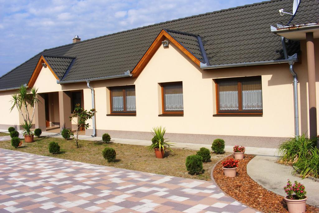 Szerencsecsillag Vendeghaz Hotel Kiskoros Luaran gambar