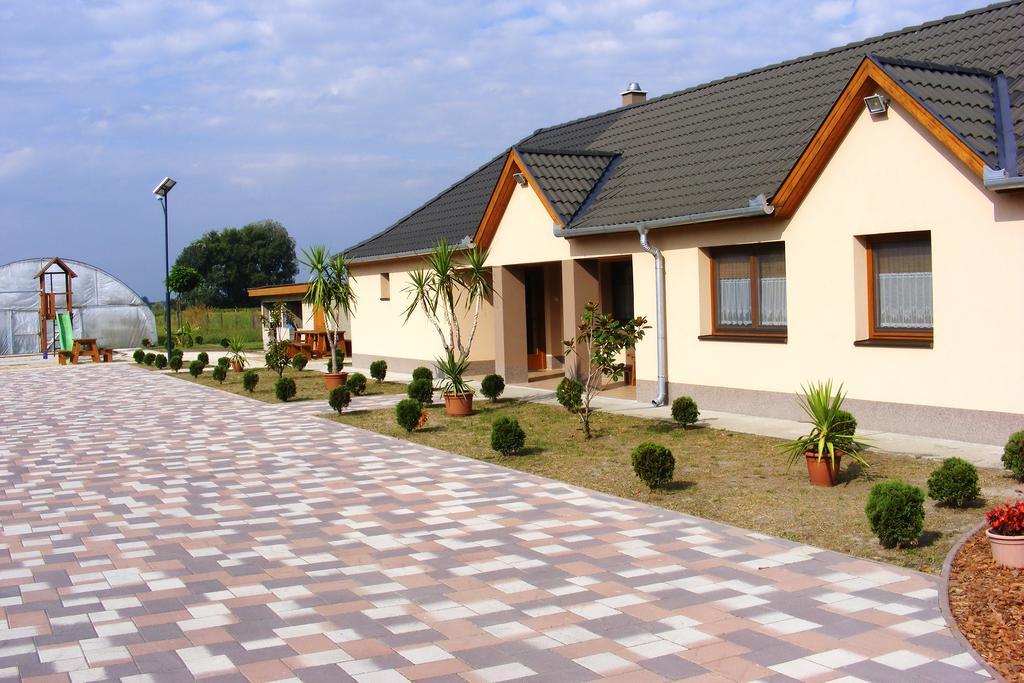 Szerencsecsillag Vendeghaz Hotel Kiskoros Luaran gambar