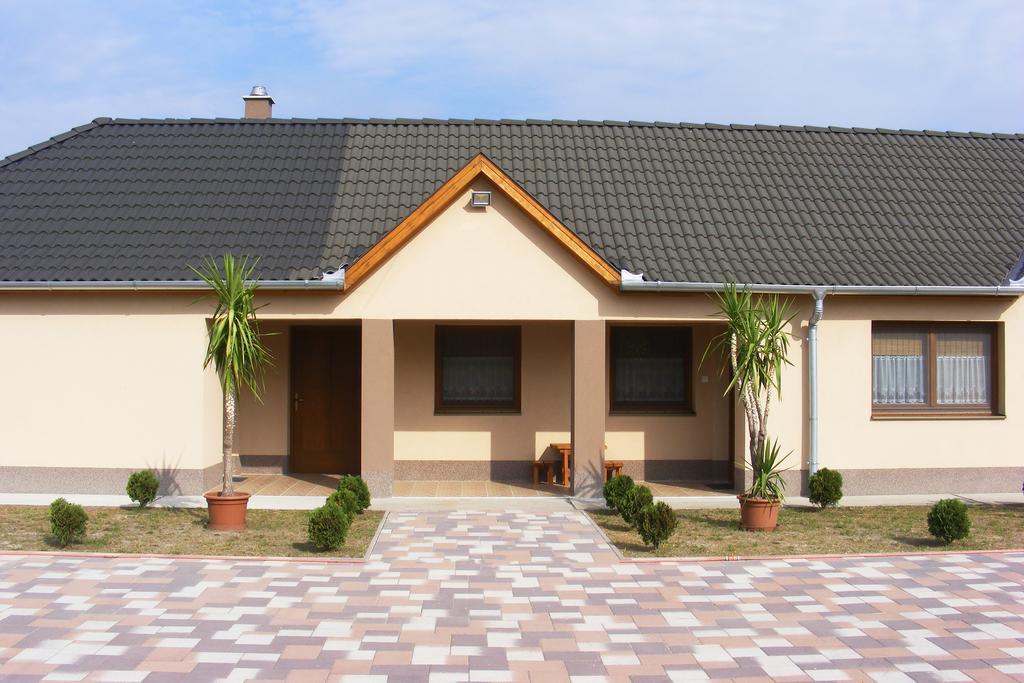 Szerencsecsillag Vendeghaz Hotel Kiskoros Luaran gambar