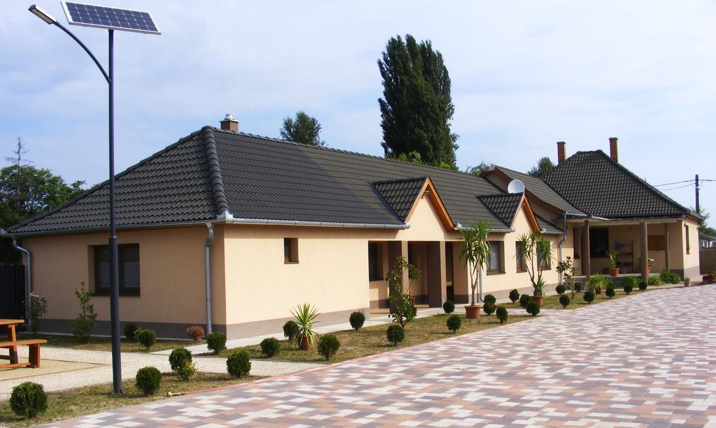 Szerencsecsillag Vendeghaz Hotel Kiskoros Luaran gambar