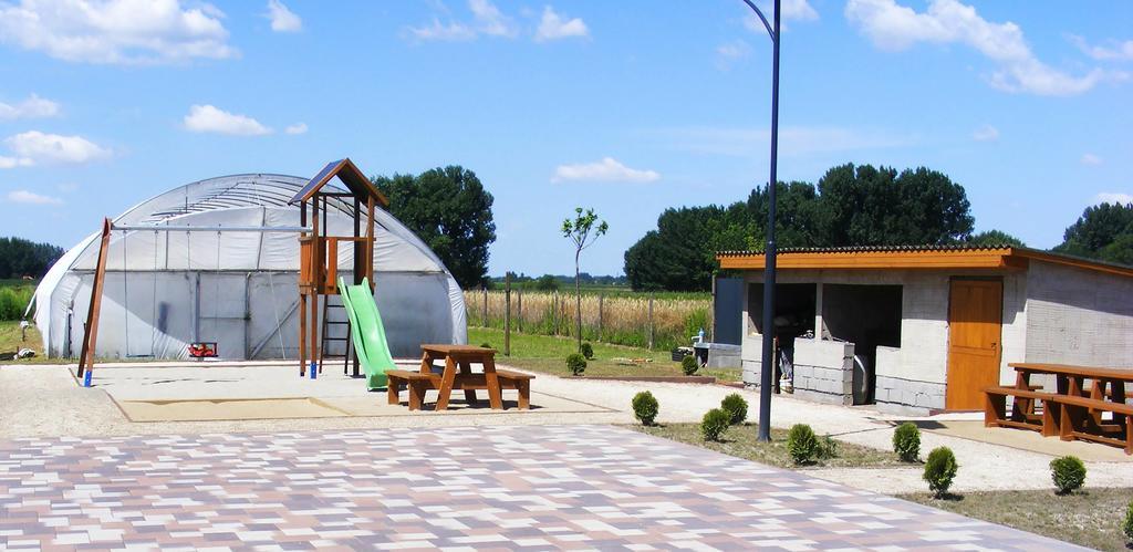 Szerencsecsillag Vendeghaz Hotel Kiskoros Luaran gambar